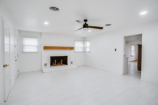 Photo - Pre Leasing for fall 2026! 4/3 in Medical District