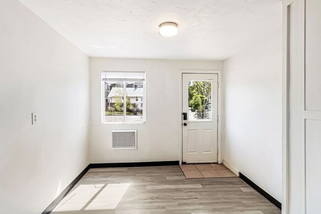 Photo - Newly Remodeled Downtown Studio!