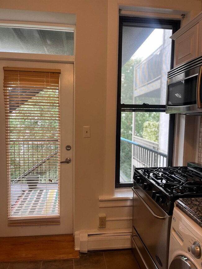 Building Photo - 608 Madison St Unit 6