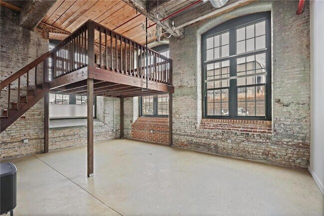 Building Photo - 170 Boulevard SE Unit H128