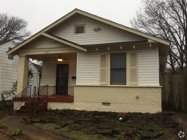 Building Photo - 2 bed, 2 bath with Hardwood and Fresh pain... Rental