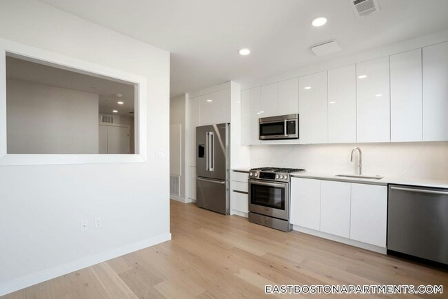 Building Photo - 194 Sumner St Rental