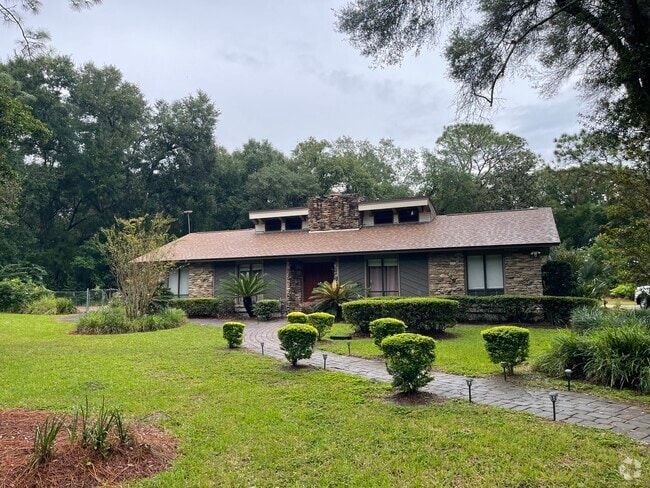 Building Photo - 840 Ferne Dr Rental