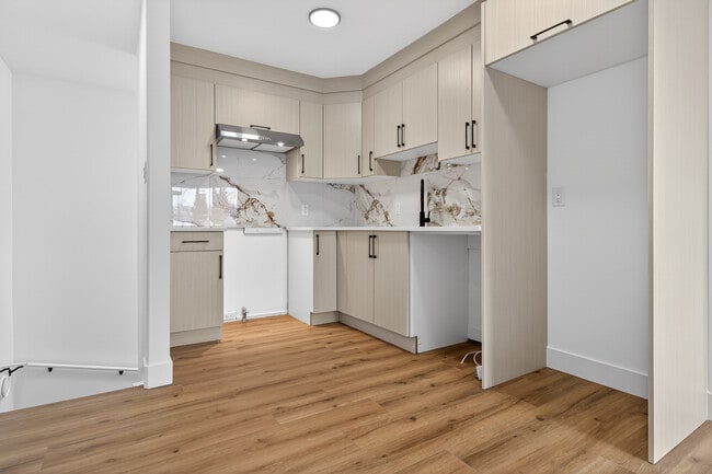 Building Photo - 9232-92385 85 St NW Unit 5