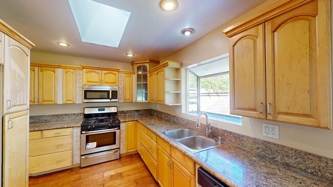 Building Photo - Remodeled 4 bedroom home in Huntington Beach