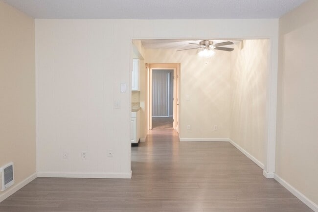 Building Photo - Classic Irvington Flat with Enduring Style! Unit LV2027