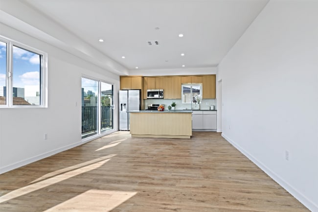 Photo - 522 1/2 N St Andrews Pl