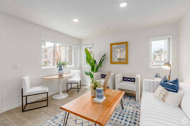 2BR, 1BA - 888SF - Turquoise Place