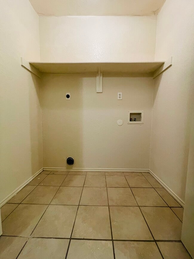 Washer and dryer hook up - 2804 Cantabrian Dr