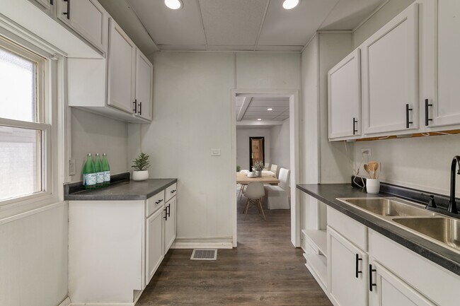 Photo - 1506 Robertson Ave