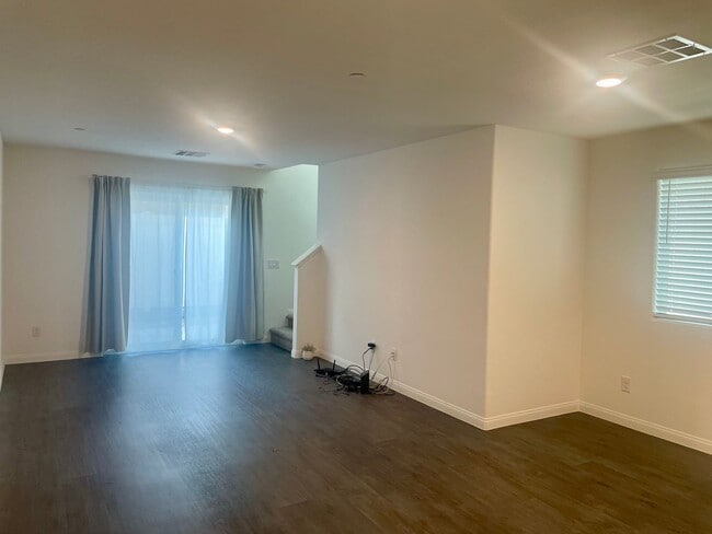 Photo - 3 bed 2 bath 2 car garage Townhome "On the Strip" South Las Vegas Blvd