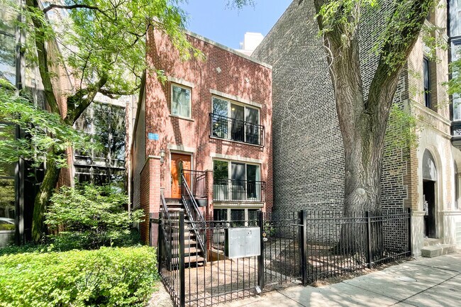 Building Photo - 2127 N Clark St Unit 2