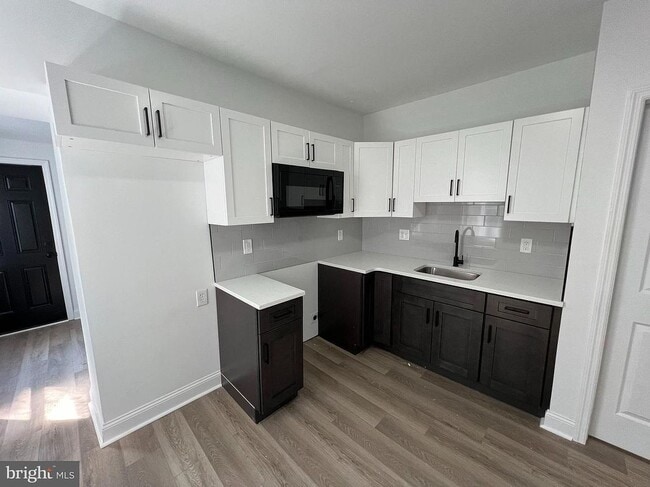 Building Photo - 925 W 3rd St