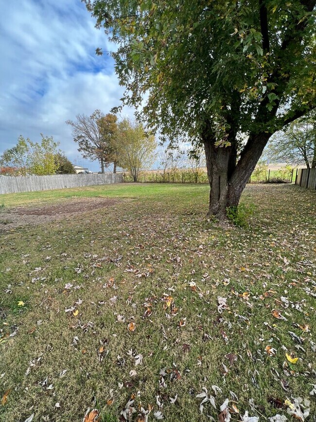 Building Photo - 3 Bedroom Home with Fenced in yard!