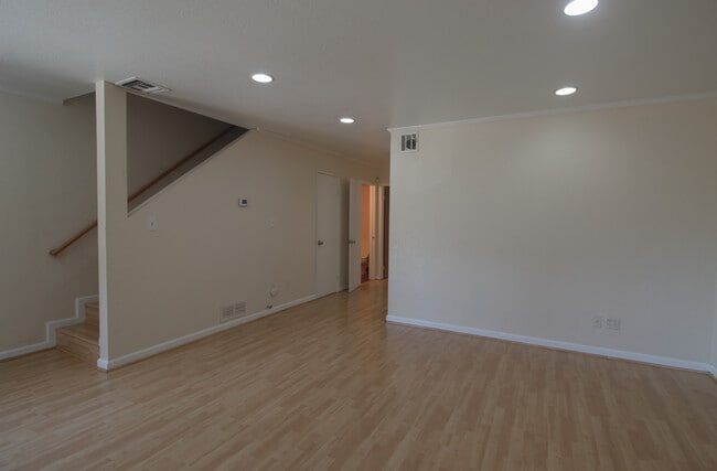 Sala de estar - 1348 N Orange Dr Unidad 2