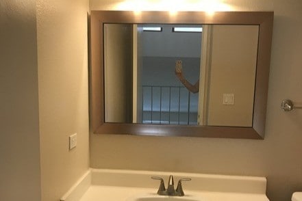 Espejo enmarcado - Harbor Bluffs Apartments