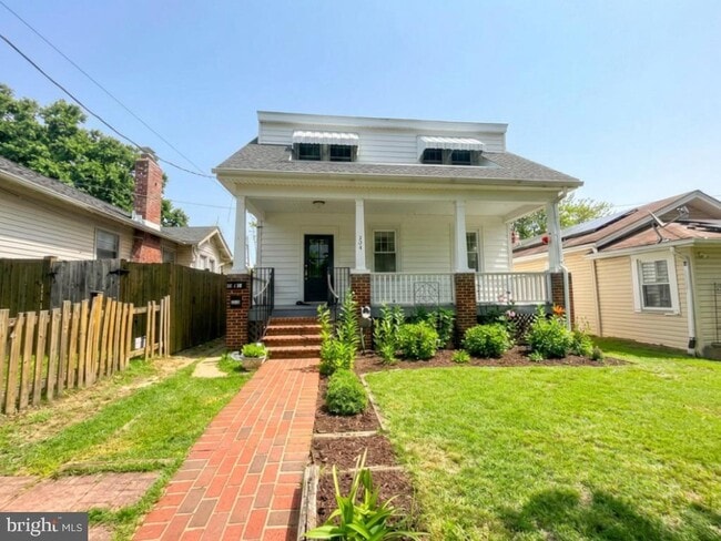 Building Photo - 209 4th Ave