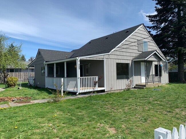Photo - 725 E 90th St House