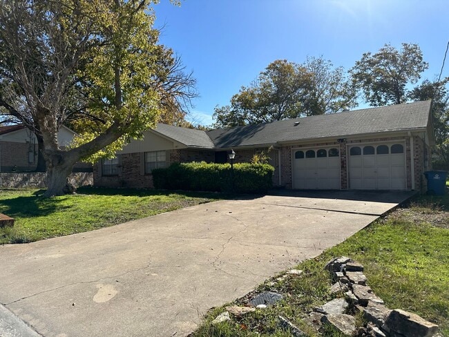 Building Photo - 3/2 with Great Back Yard