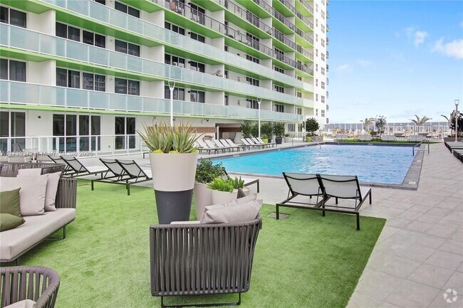 Building Photo - 1756 N Bayshore Dr Unit 33D Rental