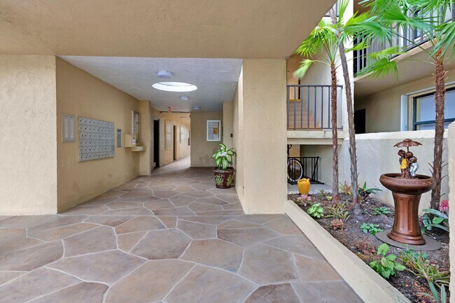 Photo - 890 N Federal Hwy Unidad 406