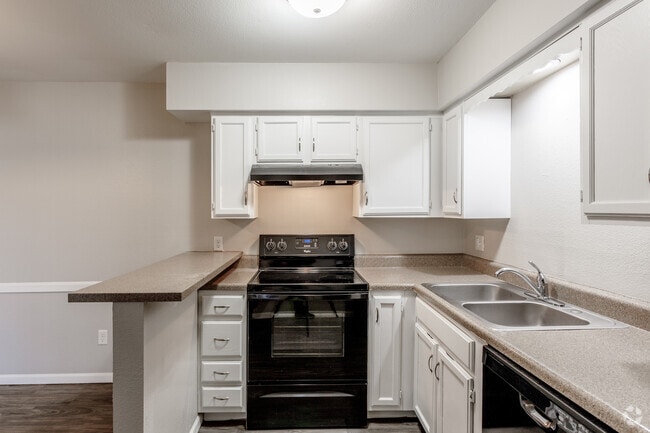 2BR, 1BA - 870 SF