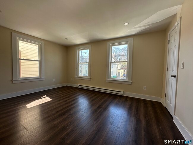 Photo - 567 Howe Ave