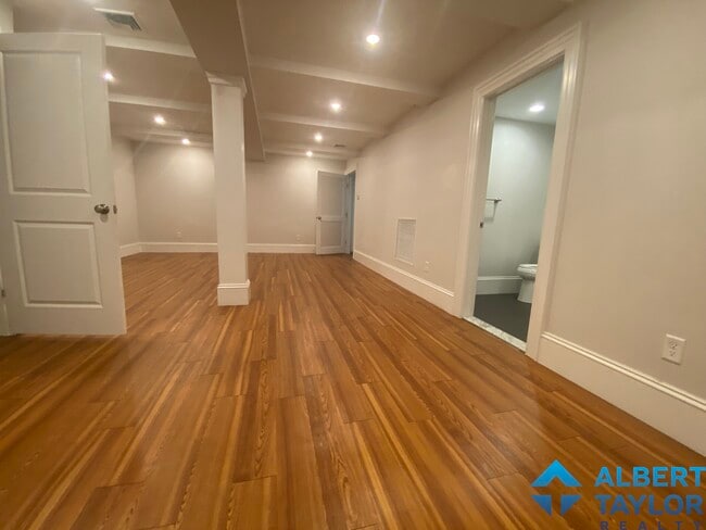 Building Photo - 2044 Beacon St Unit 1