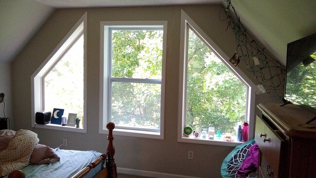 Building Photo - 221 Long St Unit Upstairs Bedroom (L)