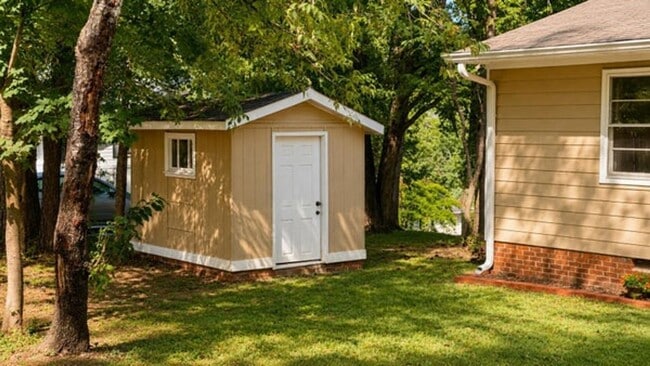 Photo - 3005 Pine Dr NE