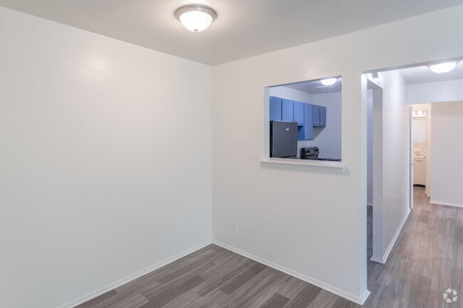 2BR, 1BA - 987 SF