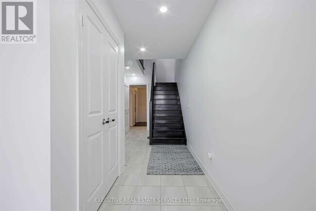 Photo - 50 Edinburgh Dr