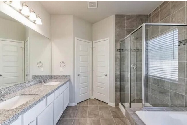 Photo - 519 Moore St