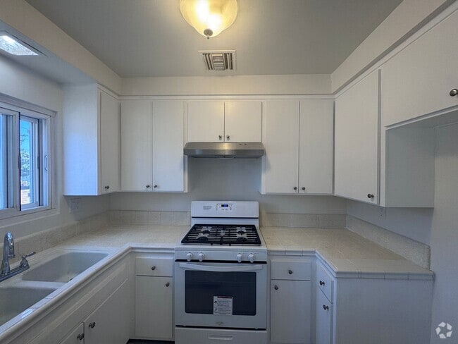Building Photo - 898 LIME ST Unit C Rental