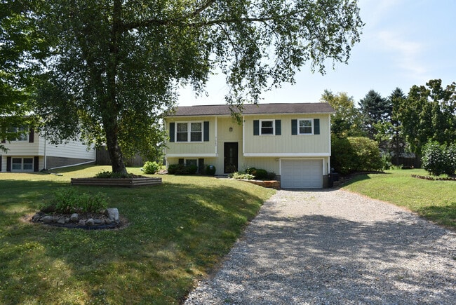 Building Photo - 21983 Russet Dr Rental