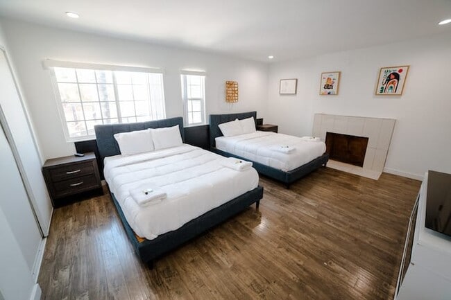 Photo - 14840 Archwood St Apartments Unit 2