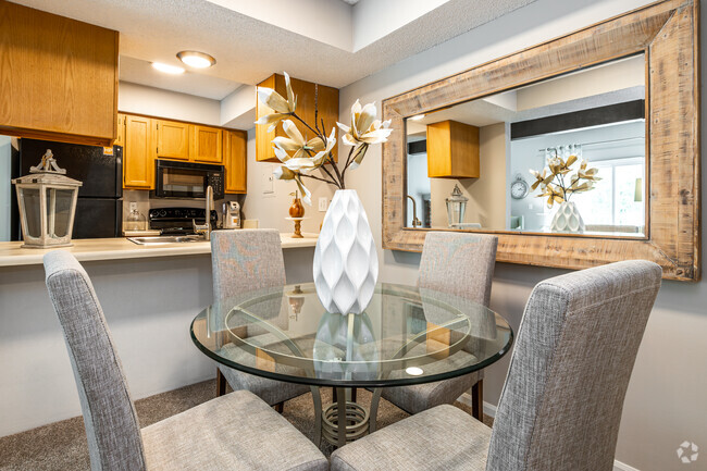 The Lakeview Loft - Dining - Hunters Pointe Apartments