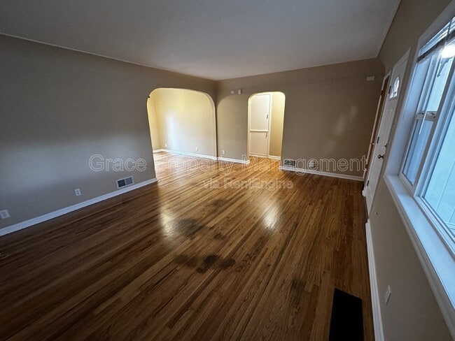 Photo - 1685 Yukon St