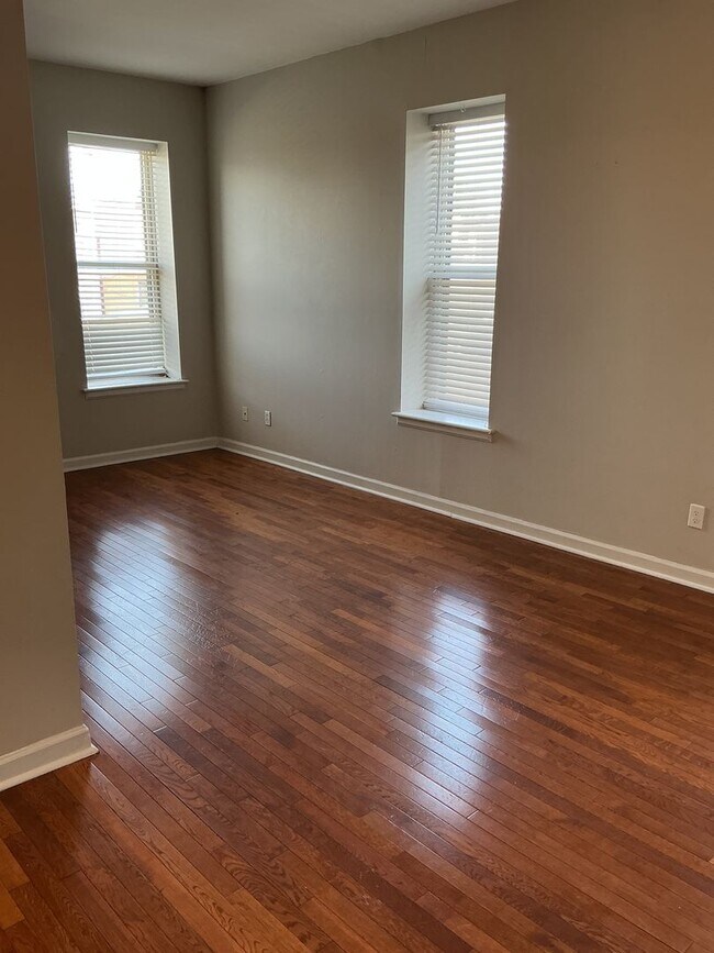 Photo - Bright & Updated 2BR with Hardwood Floors + In-Unit Laundry | Shaw / Botanical Area Unit 3867 2E-C