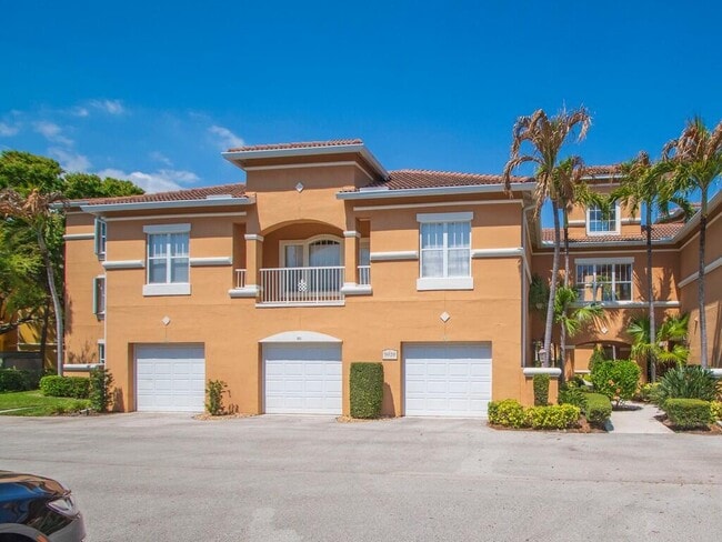 Building Photo - 5020 Fairways Cir Unit 202