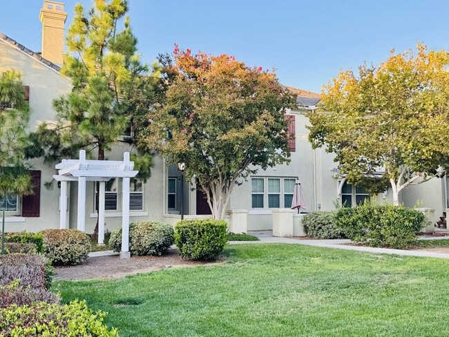 Building Photo - Lovely Townhouse Located in Lake Elsinore!