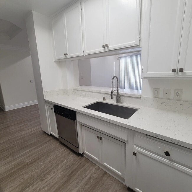 Photo - 2669 S Barrington Ave Unidad 108