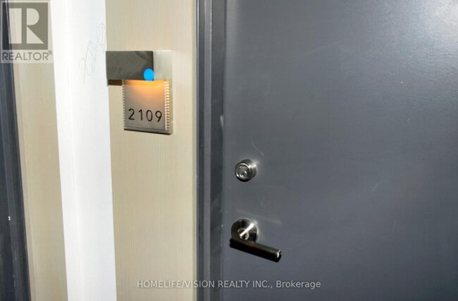 Photo - 8 Olympic Gdn Dr Unité 2109