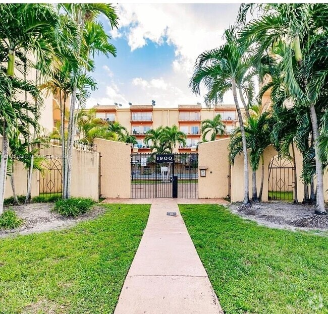 Building Photo - 1900 W 54th St Unit 108 Rental