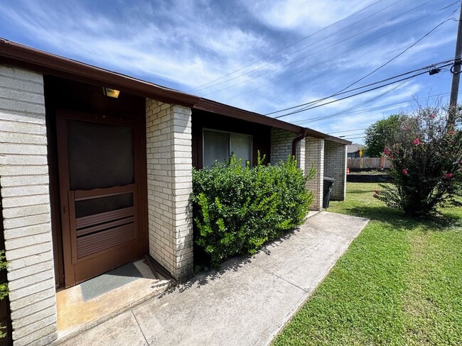 Building Photo - 2206 Corona Dr Rental
