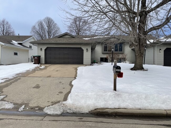 Building Photo - 2832 W Glenpark Dr