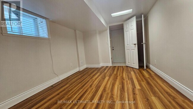 Photo - 905 Lansdowne Ave