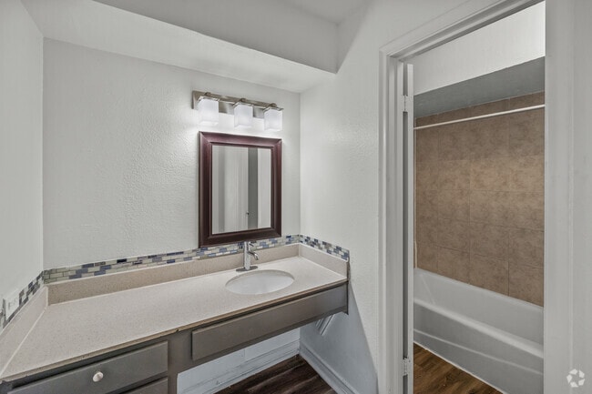 3 habitaciones, 2 baños, 1597 pies cuadrados, baño principal - Regency at Ridgmar