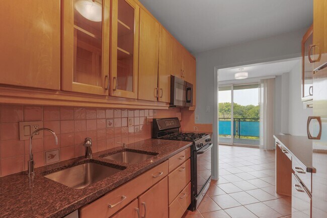 Photo - HUGE Apartment Across from Grosvenor Metro... Unidad 904