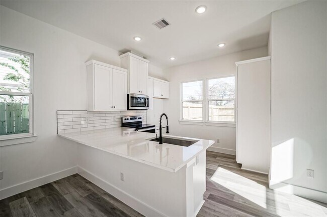 Photo - 8409 Schneider St
